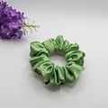 3er Set - Sage green satin scrunchie with purple flowers decoration.

Salbeigrün Satin-Haargummi mit lila Blumendekoration