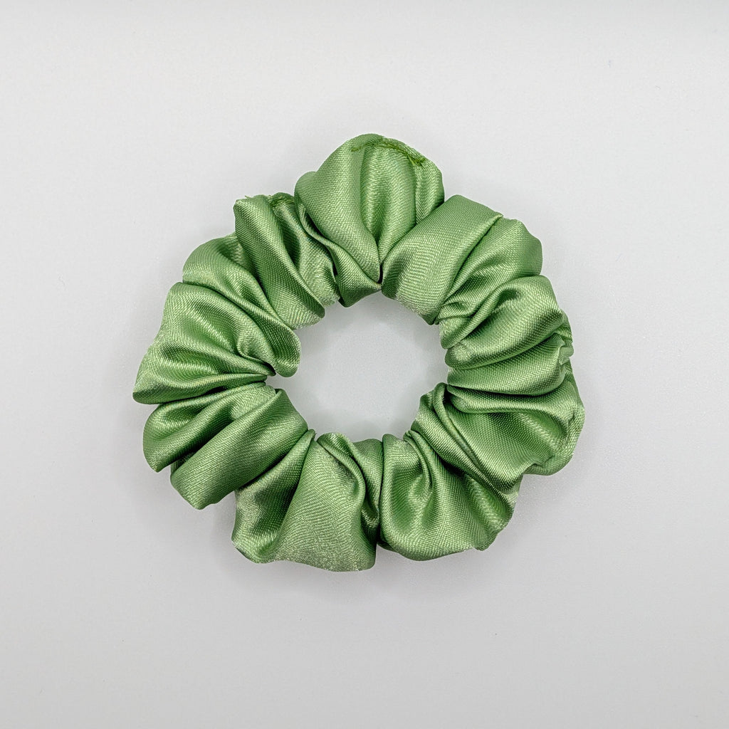 klein - small sized sage green satin scrunchie.

kleineres salbeigrünes Satin-Haargummi