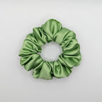 klein - small sized sage green satin scrunchie.

kleineres salbeigrünes Satin-Haargummi