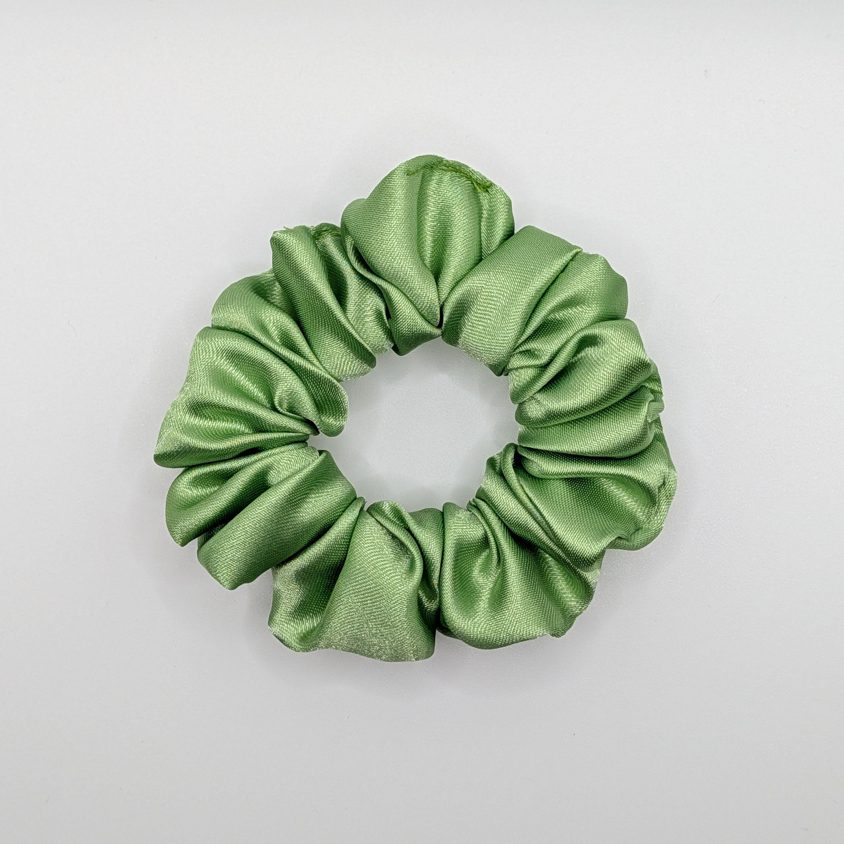 klein - small sized sage green satin scrunchie.

kleineres salbeigrünes Satin-Haargummi
