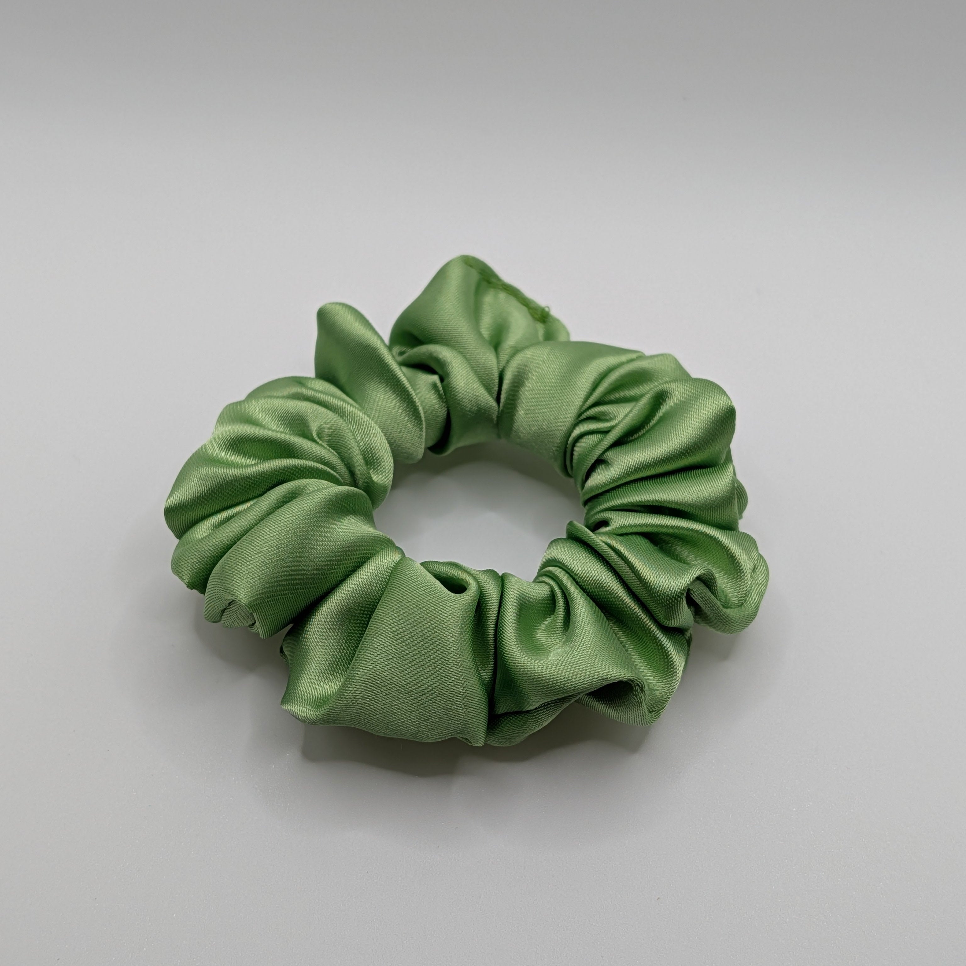 klein - Small sage green satin scrunchie for thin hair.

Kleiner salbeigrüner Satin-Scrunchie für dünnes Haar
