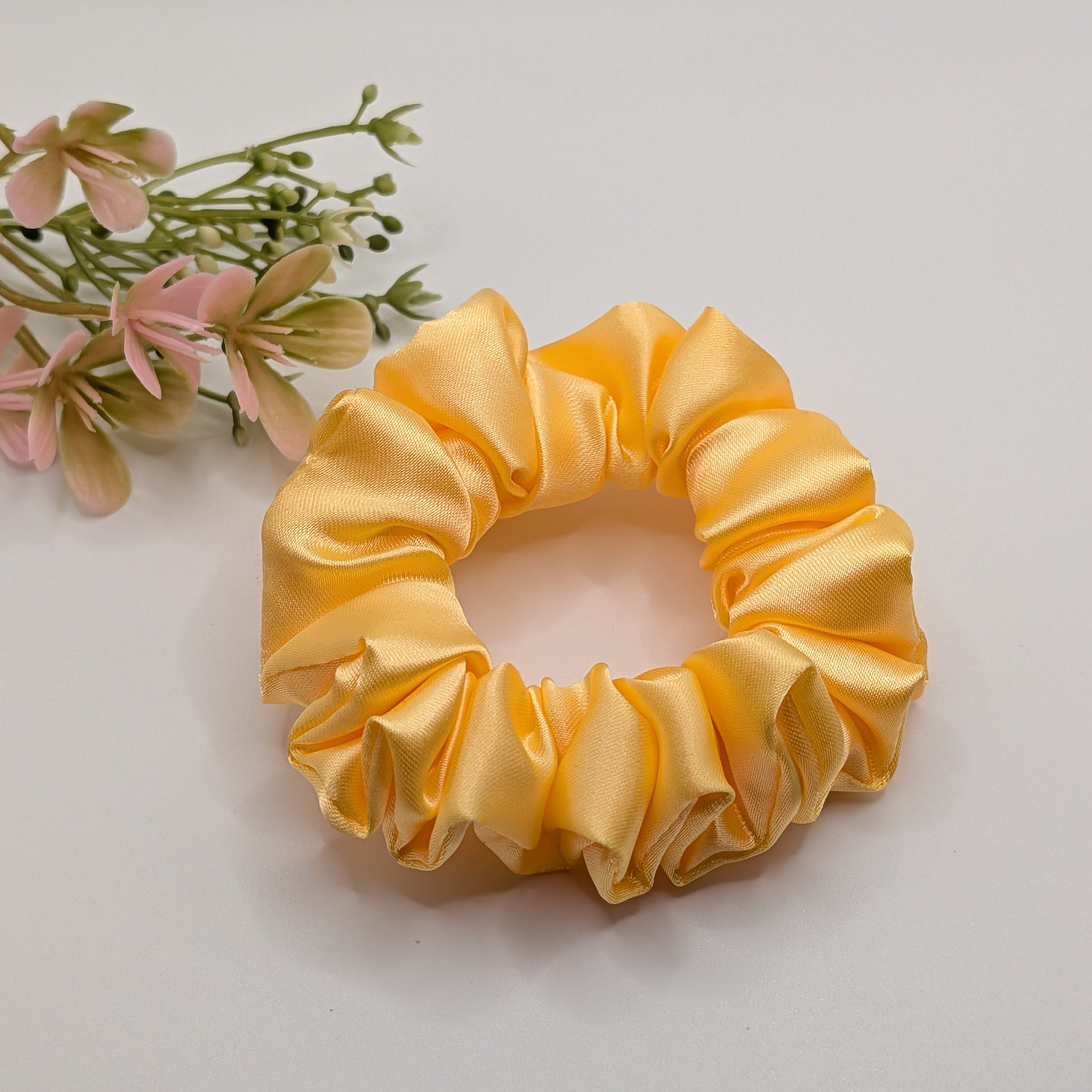 "Summer Sorbet" Satin-Scrunchie - Mercy Haaraccessoires

Ein schmales, kleines Satin-Scrunchie in Gold-Gelb, perfekt für einen farbenfrohen Dutt.