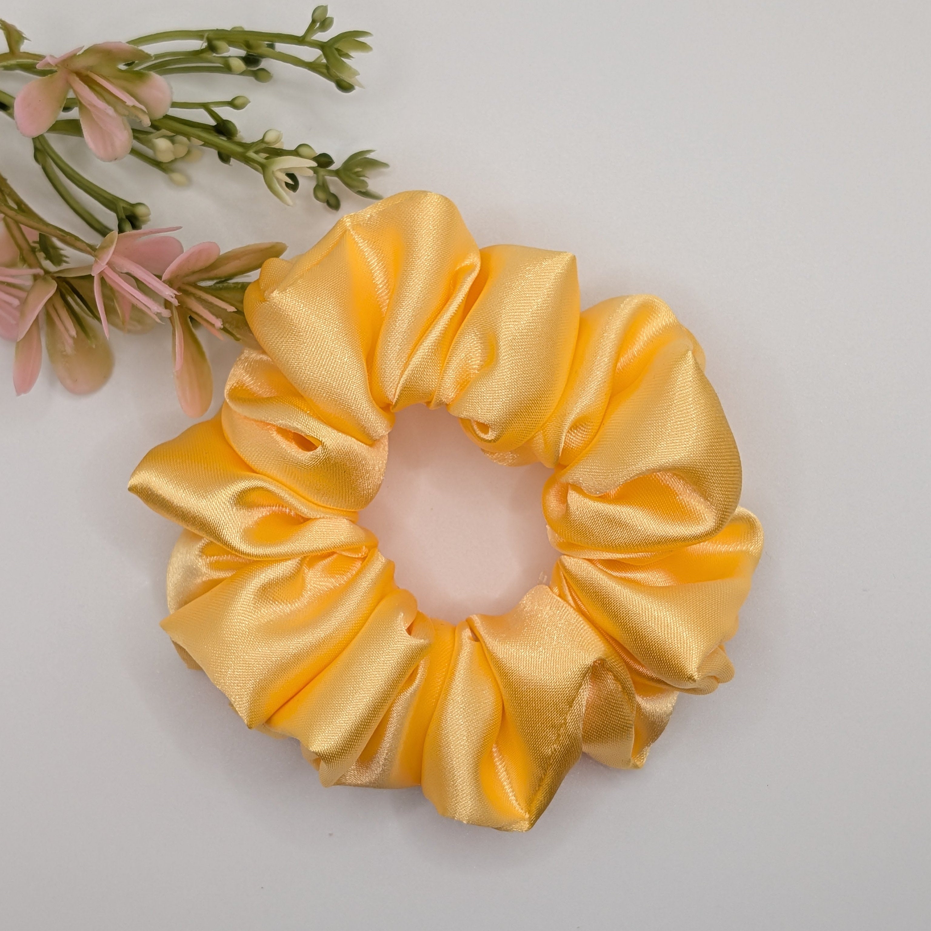 "Summer Sorbet" Satin-Scrunchie - Mercy Haaraccessoires

Ein mittelgroßes Haargummi in warmem Gelbgold aus seidig glänzendem Satinstoff.