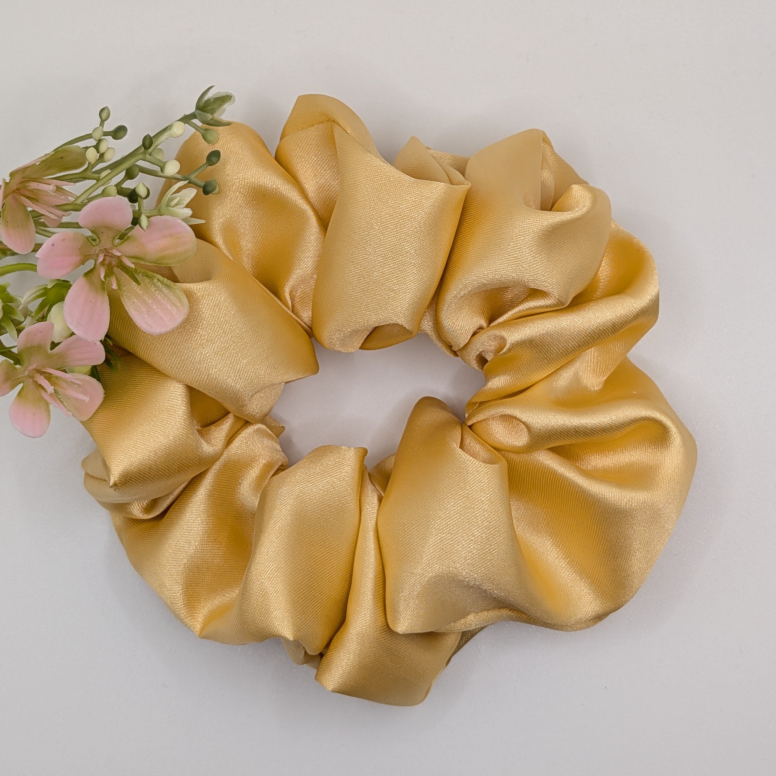 "3er-Set Champagne Glow" Satin-Scrunchie - Mercy Haaraccessoires

Ein großes, luxuriöses Scrunchie aus glänzendem goldfarbenem Satin mit elegantem Faltenwurf.