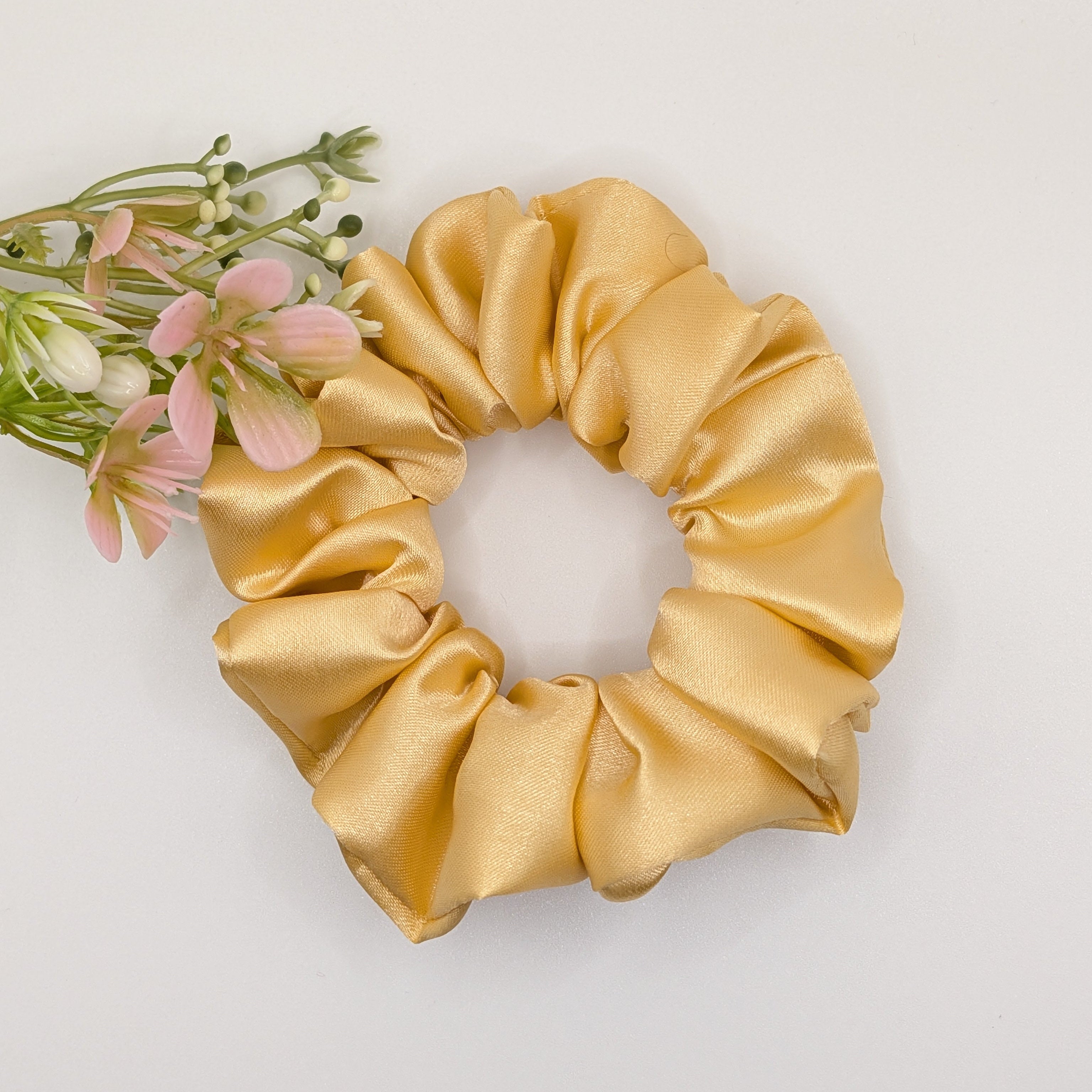 "Champagne Glow" Satin-Scrunchie - Mercy Haaraccessoires

Ein mittelgroßes Haargummi aus champagnerfarbenem Satin, ideal für stilvolle Alltagsfrisuren.