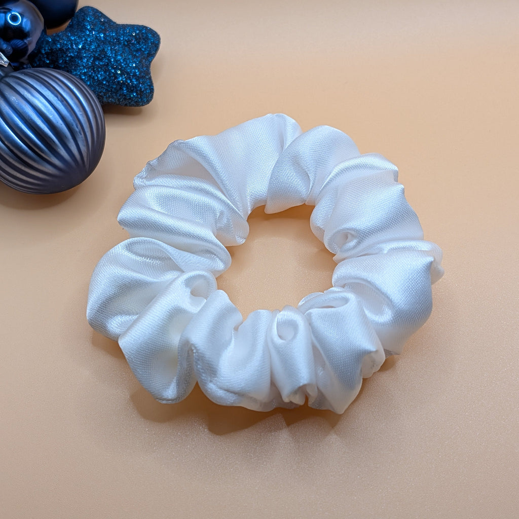 klein - Kleines weißes Satin Scrunchie für feines Haar

Small white satin scrunchie for thin hair