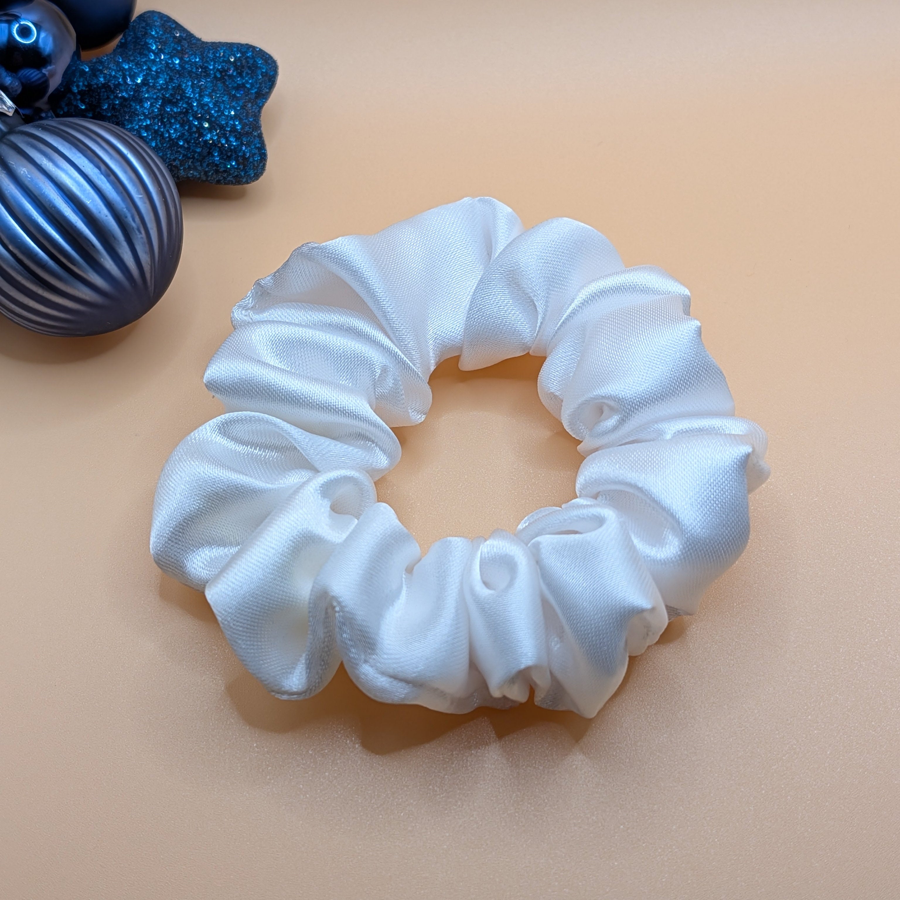klein - Kleines weißes Satin Scrunchie für feines Haar

Small white satin scrunchie for thin hair