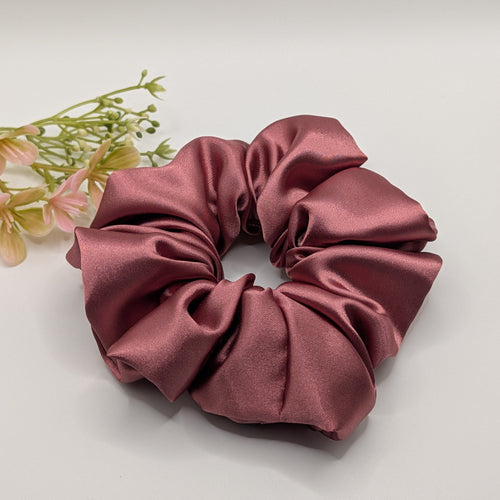 "3er-Set Dusty Rose" Satin-Scrunchie - Mercy Haaraccessoires

Ein extra großes Scrunchie aus luxuriösem mauvefarbenem Satin mit seidigem Glanz neben floraler Dekoration.