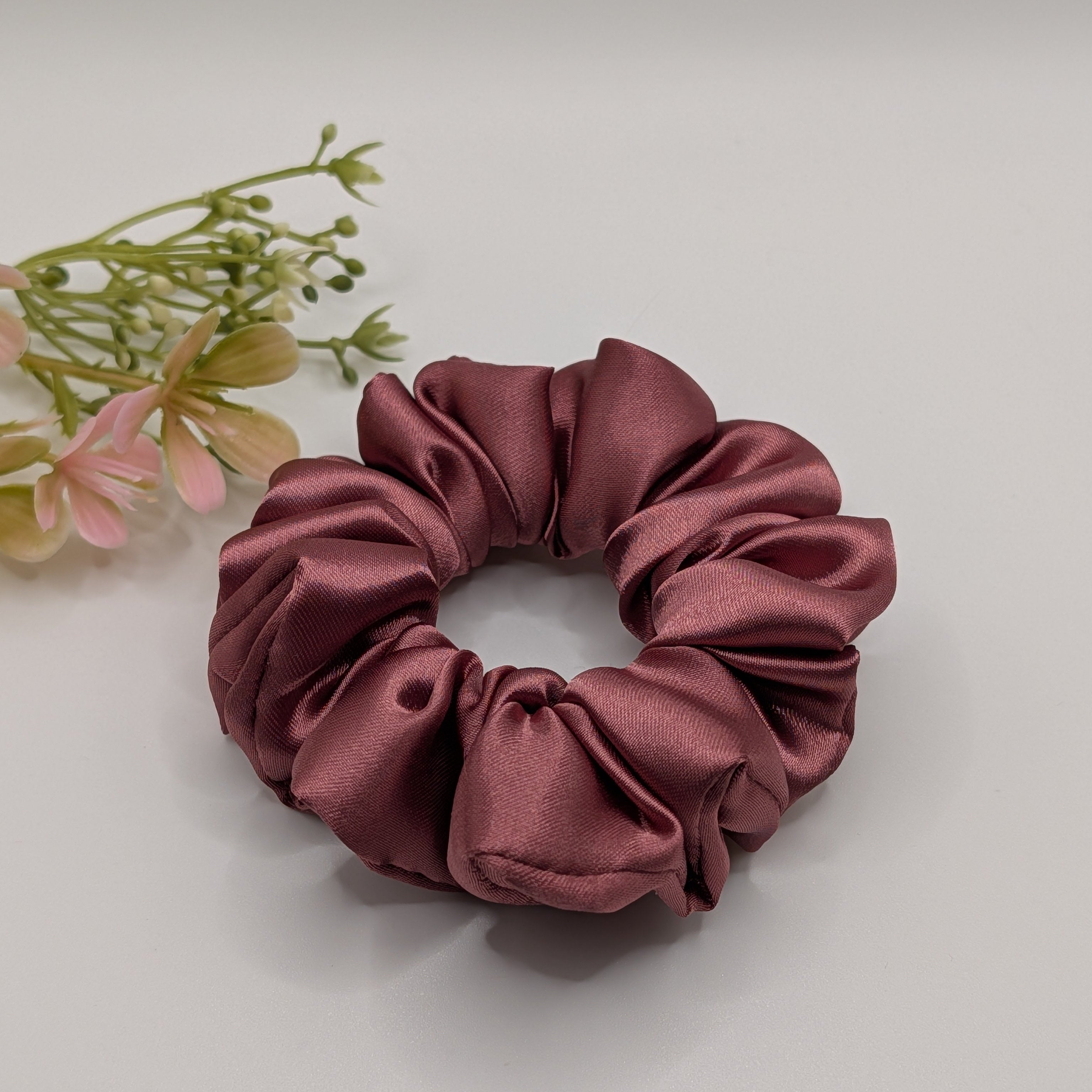 "3er-Set Dusty Rose" Satin-Scrunchie - Mercy Haaraccessoires

Ein kleines, fein gerafftes Satin-Scrunchie in der Farbe Mauve auf weißem Hintergrund mit Blumenakzent.