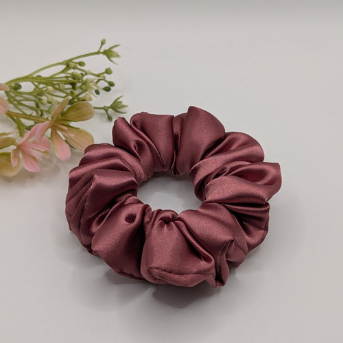 "3er-Set Dusty Rose" Satin-Scrunchie - Mercy Haaraccessoires

Ein kleines, fein gerafftes Satin-Scrunchie in der Farbe Mauve auf weißem Hintergrund mit Blumenakzent.