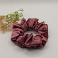 "3er-Set Dusty Rose" Satin-Scrunchie - Mercy Haaraccessoires

Ein mittelgroßes Haargummi aus altrosa Satin, perfekt für einen eleganten Dutt oder Pferdeschwanz.