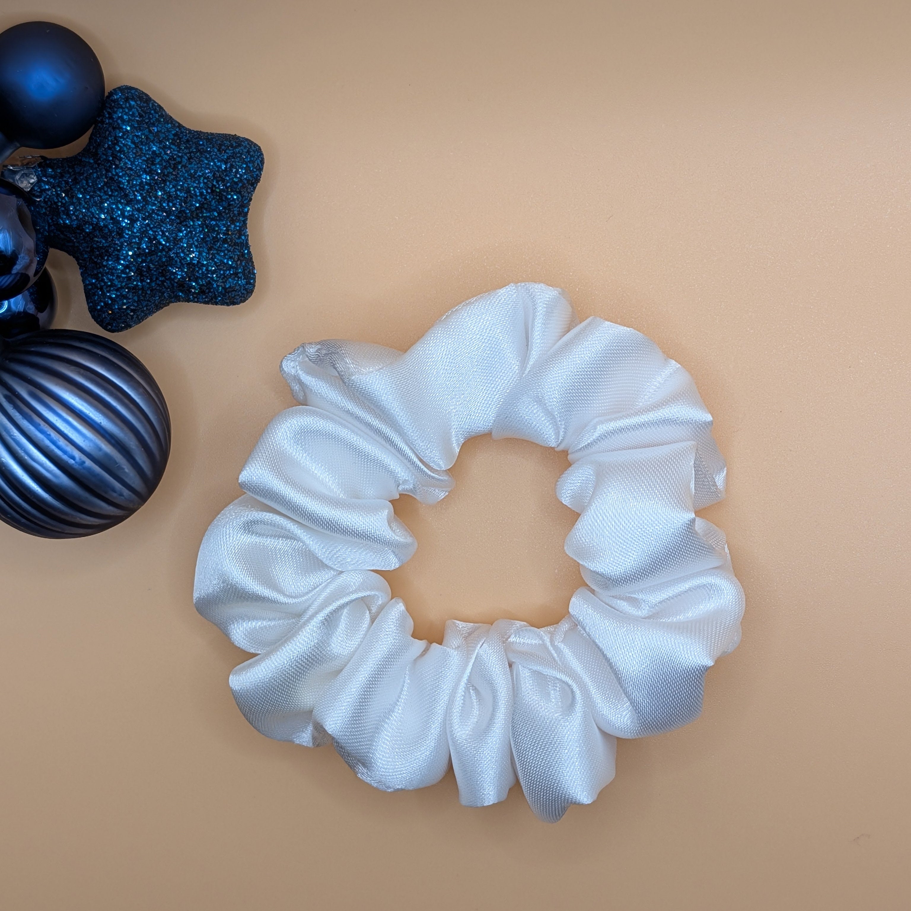 3er Set - kleines weißes Satin Scrunchie flach liegend	

Small white satin scrunchie flat lay