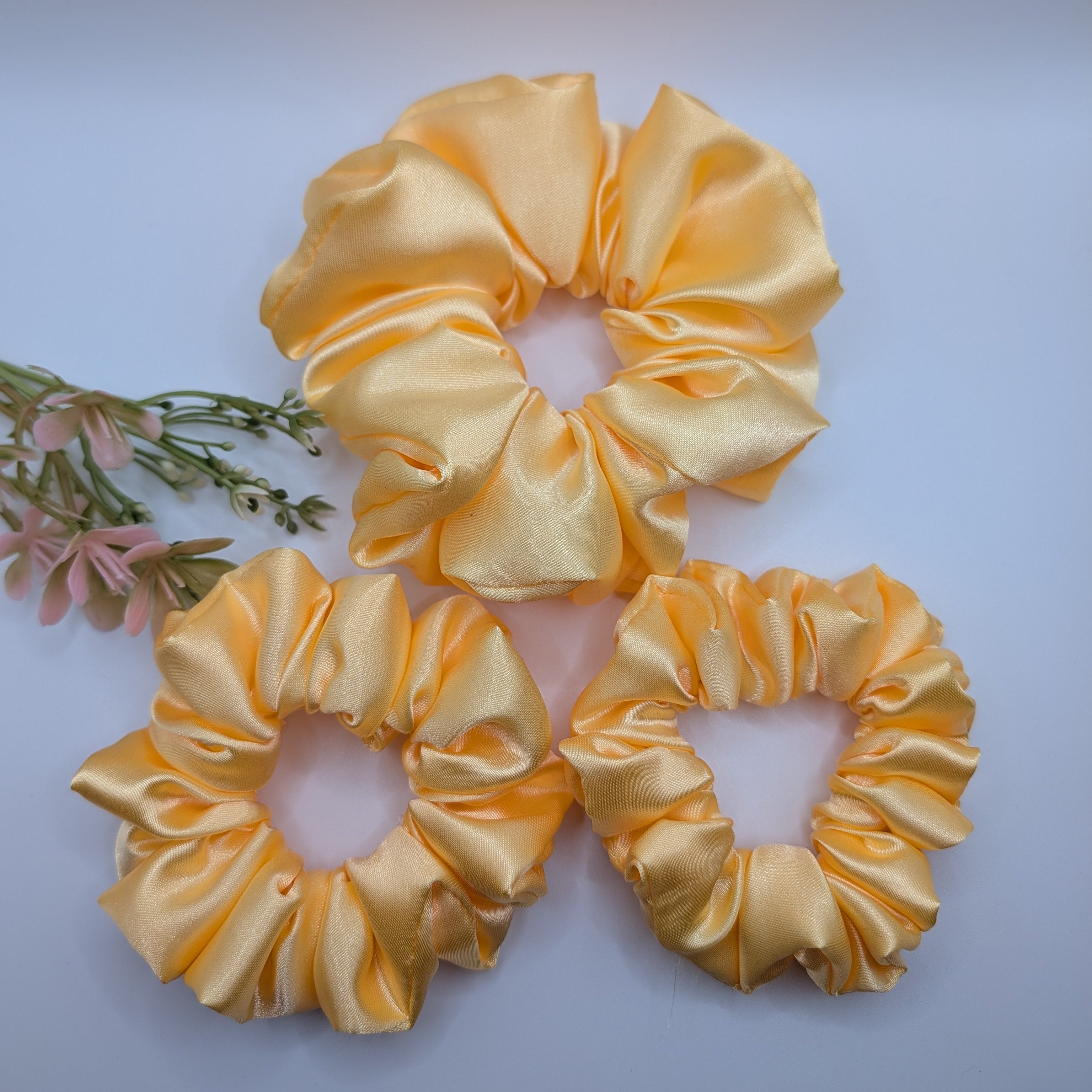 "3er-Set Summer Sorbet" Satin-Scrunchie - Mercy Haaraccessoires

Ein 3er-Set gold-gelber Satin-Scrunchies in drei verschiedenen Größen für jeden Haartyp.