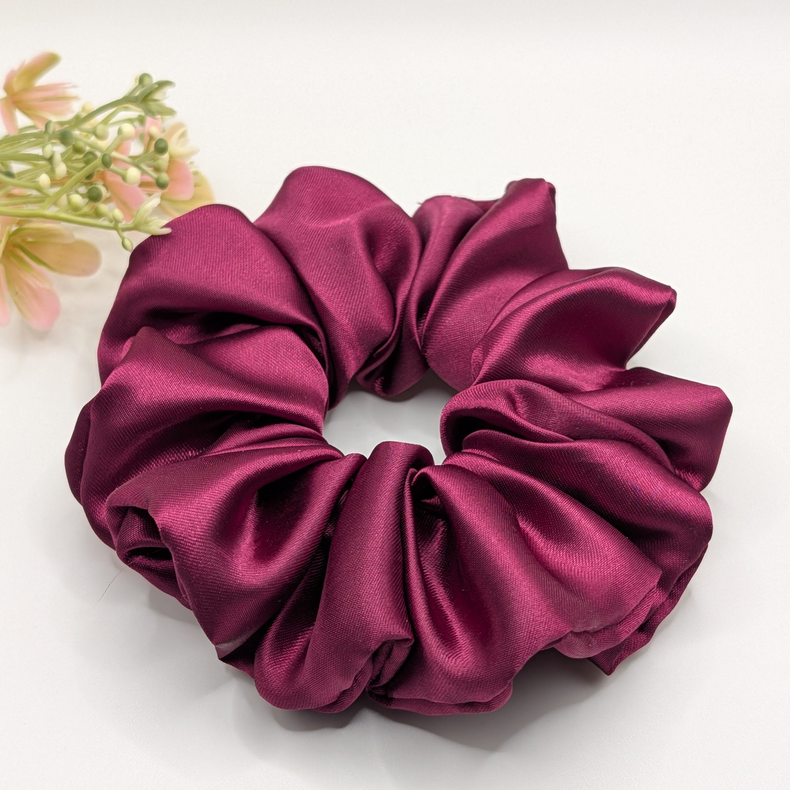 "Wild Berry" Satin-Scrunchie - Mercy Haaraccessoires

Ein großes, elegantes Scrunchie in tiefem Weinrot aus glänzendem Satin vor einem schlichten hellen Hintergrund.