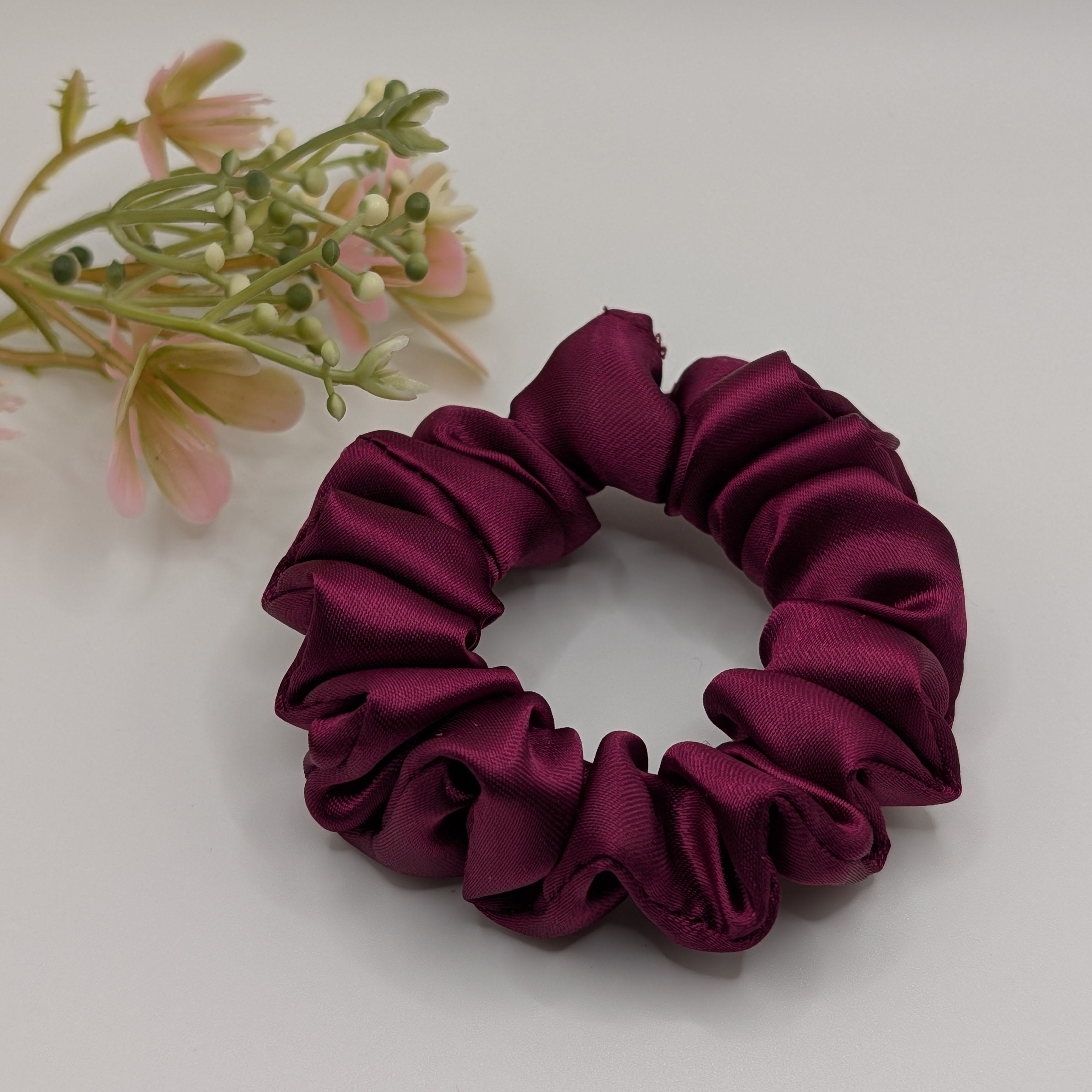 "Wild Berry" Satin-Scrunchie - Mercy Haaraccessoires

Ein kleines weinrotes Haargummi aus feinem Satin, ideal für kleinere Zöpfe oder Kinderhaare.