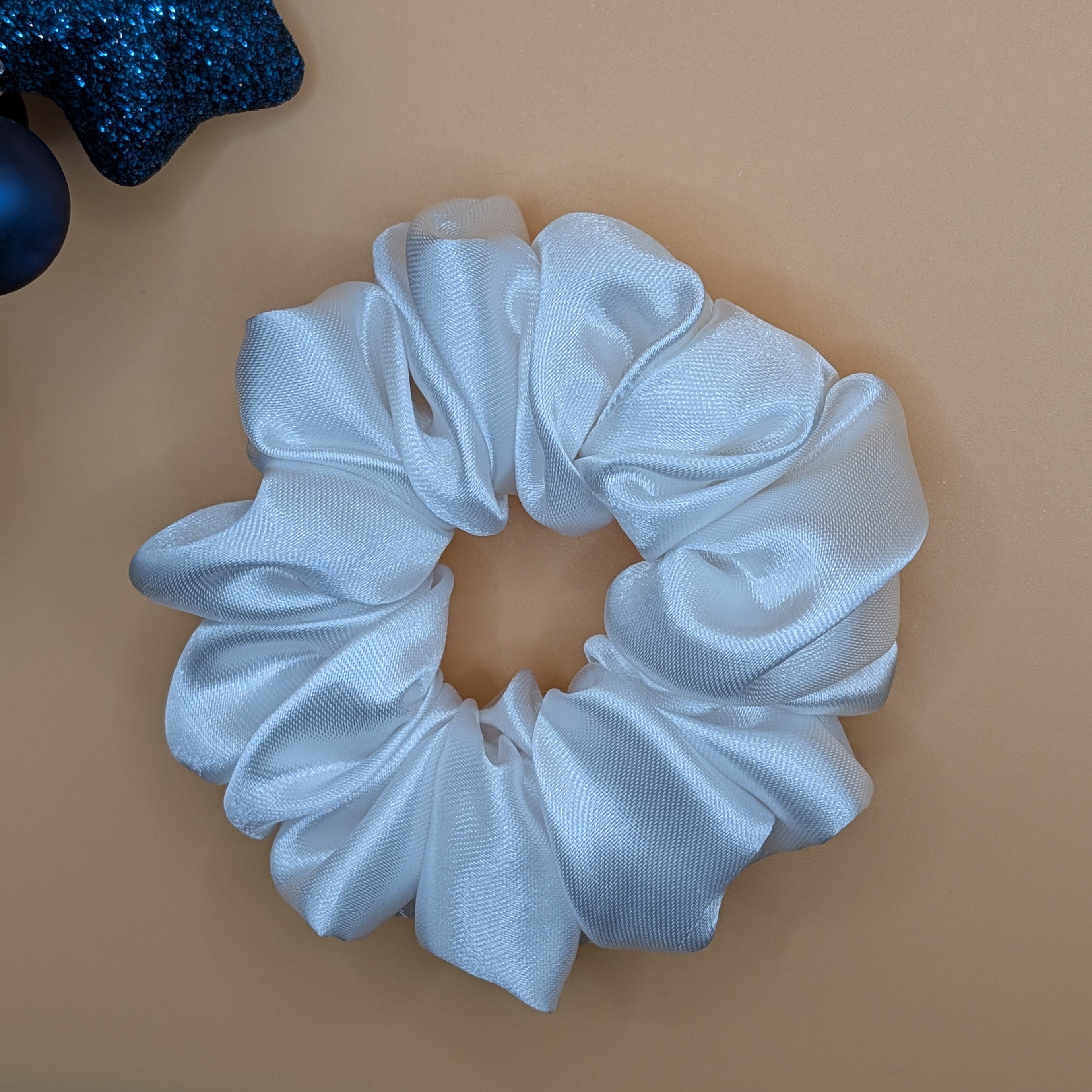 3er Set - Weißes Satin Scrunchie mit blauem Stern-Dekor.

White satin scrunchie with blue star ornament