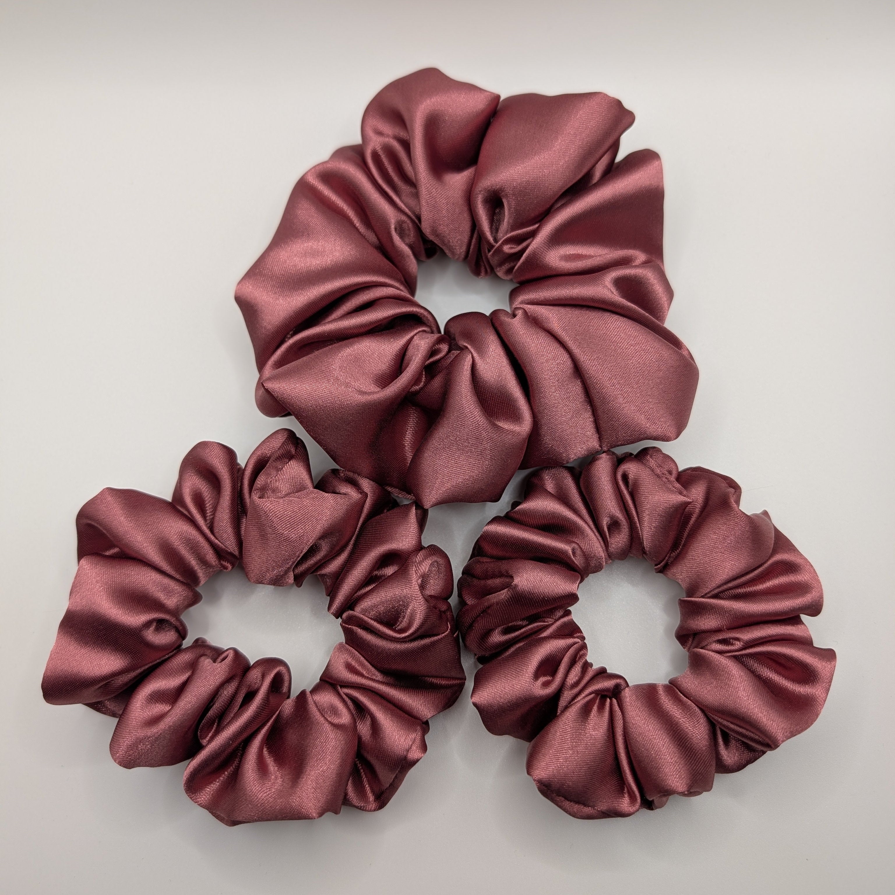 "3er-Set Dusty Rose" Satin-Scrunchie - Mercy Haaraccessoires

Drei farblich abgestimmte Satin-Scrunchies in Mauve/Altrosa in verschiedenen Größen als vorteilhaftes Set.