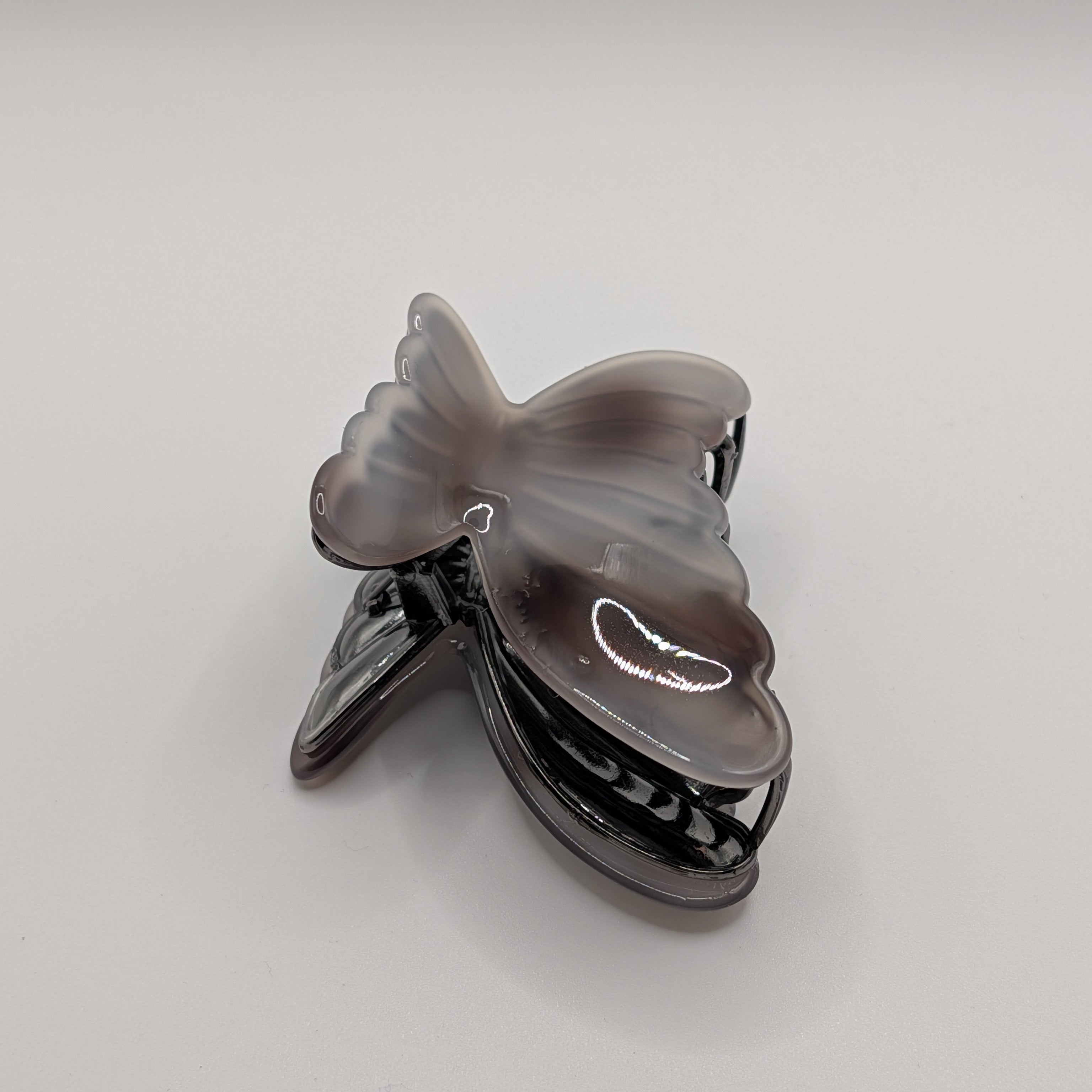 Geräucherter Obsidian - Haarspange „Smoky Night“ | Rauchgrau-Achat  - Mercy Haaraccessoires

Schräge Ansicht einer anthrazitfarbenen Schmetterlings-Haarklammer mit glänzendem Finish und dunklem Metall-Verschluss.