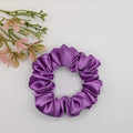 "3er-Set Royal Amethyst" Satin-Scrunchie - Mercy Haaraccessoires

Ein schmales, kleines Satin-Scrunchie in hellem Violett, ideal für feines Haar oder Akzente, neben dezenten Kunstblumen.