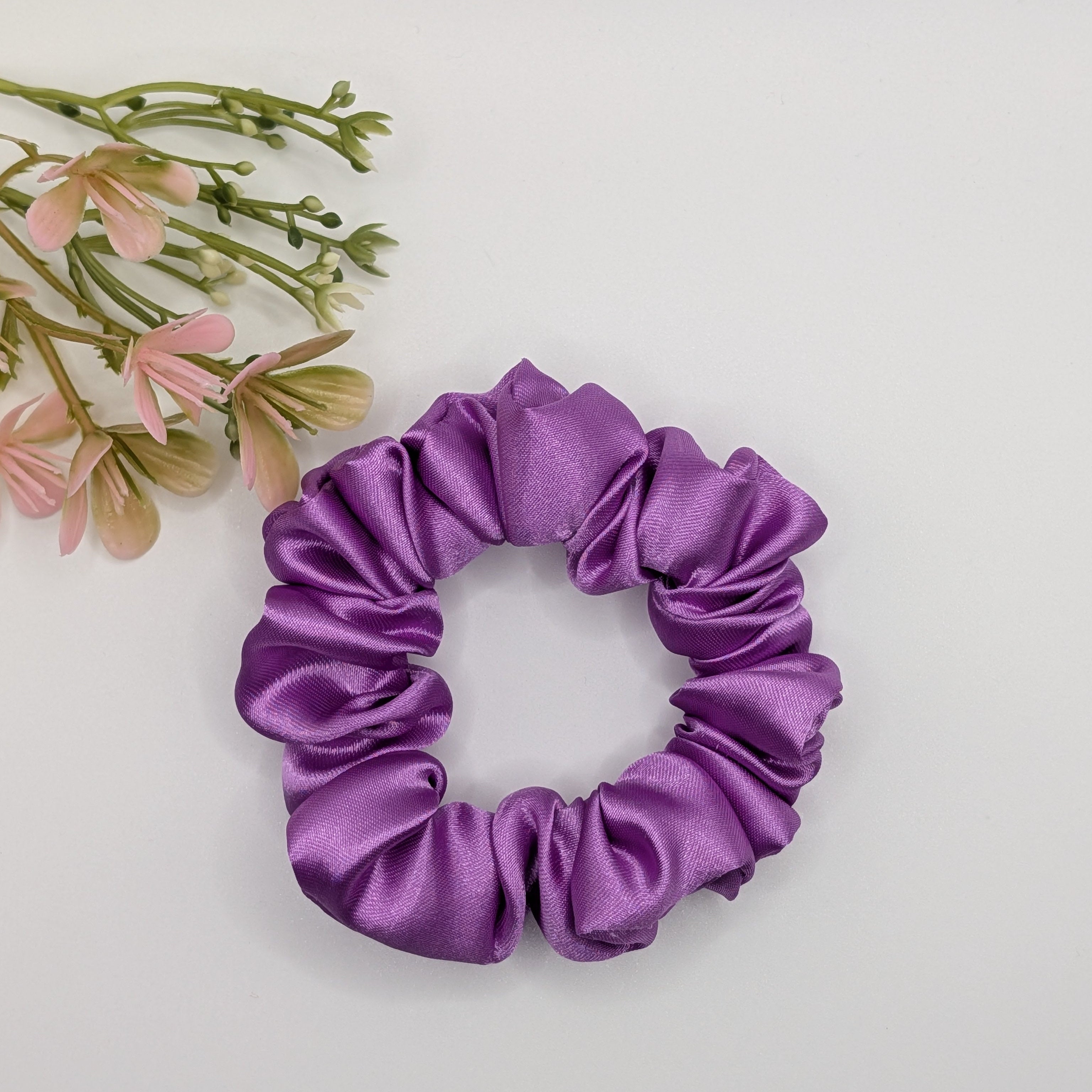 "3er-Set Royal Amethyst" Satin-Scrunchie - Mercy Haaraccessoires

Ein schmales, kleines Satin-Scrunchie in hellem Violett, ideal für feines Haar oder Akzente, neben dezenten Kunstblumen.