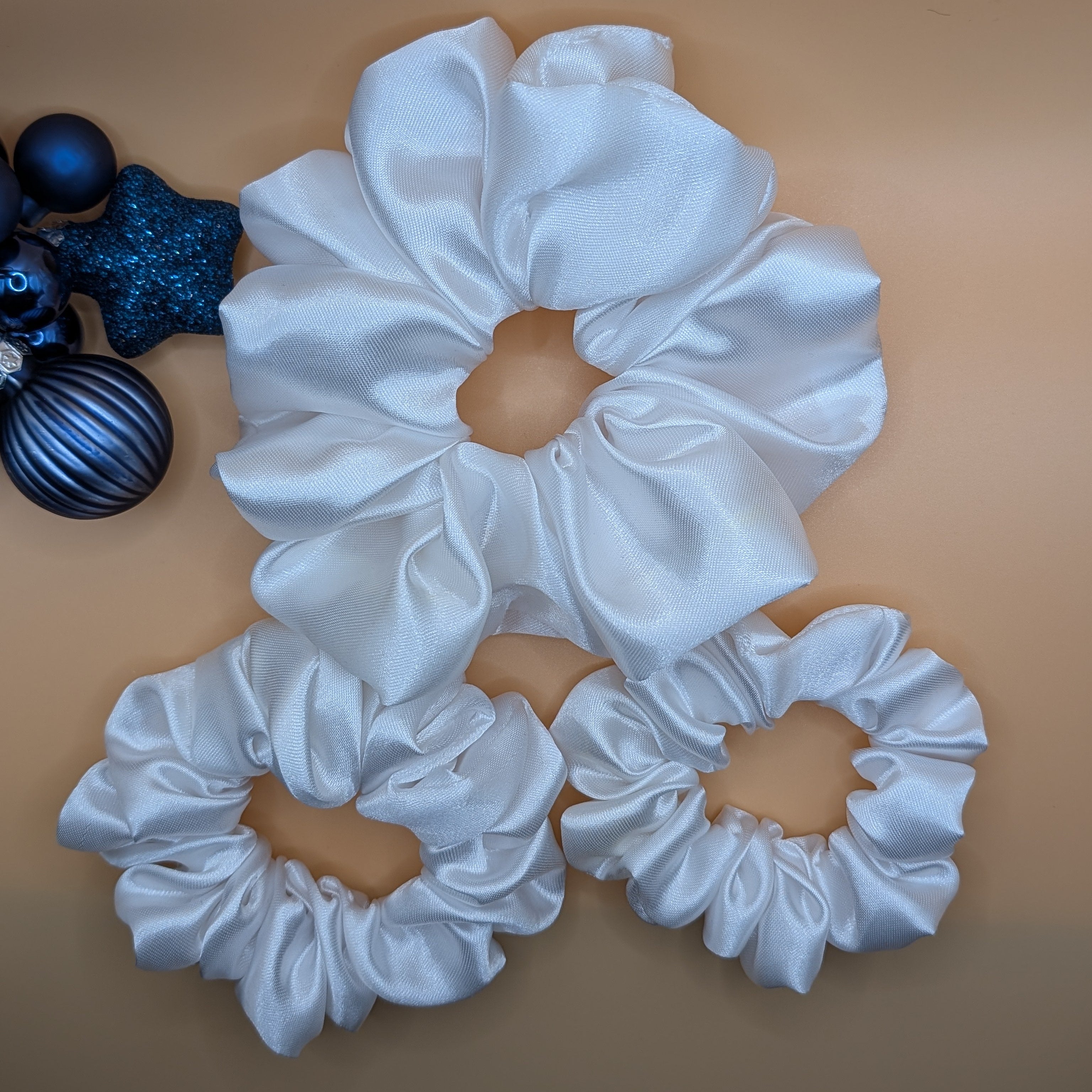 3er Set - Komplette Kollektion: 3 weiße Satin Scrunchies

Full collection: 3 white satin scrunchies