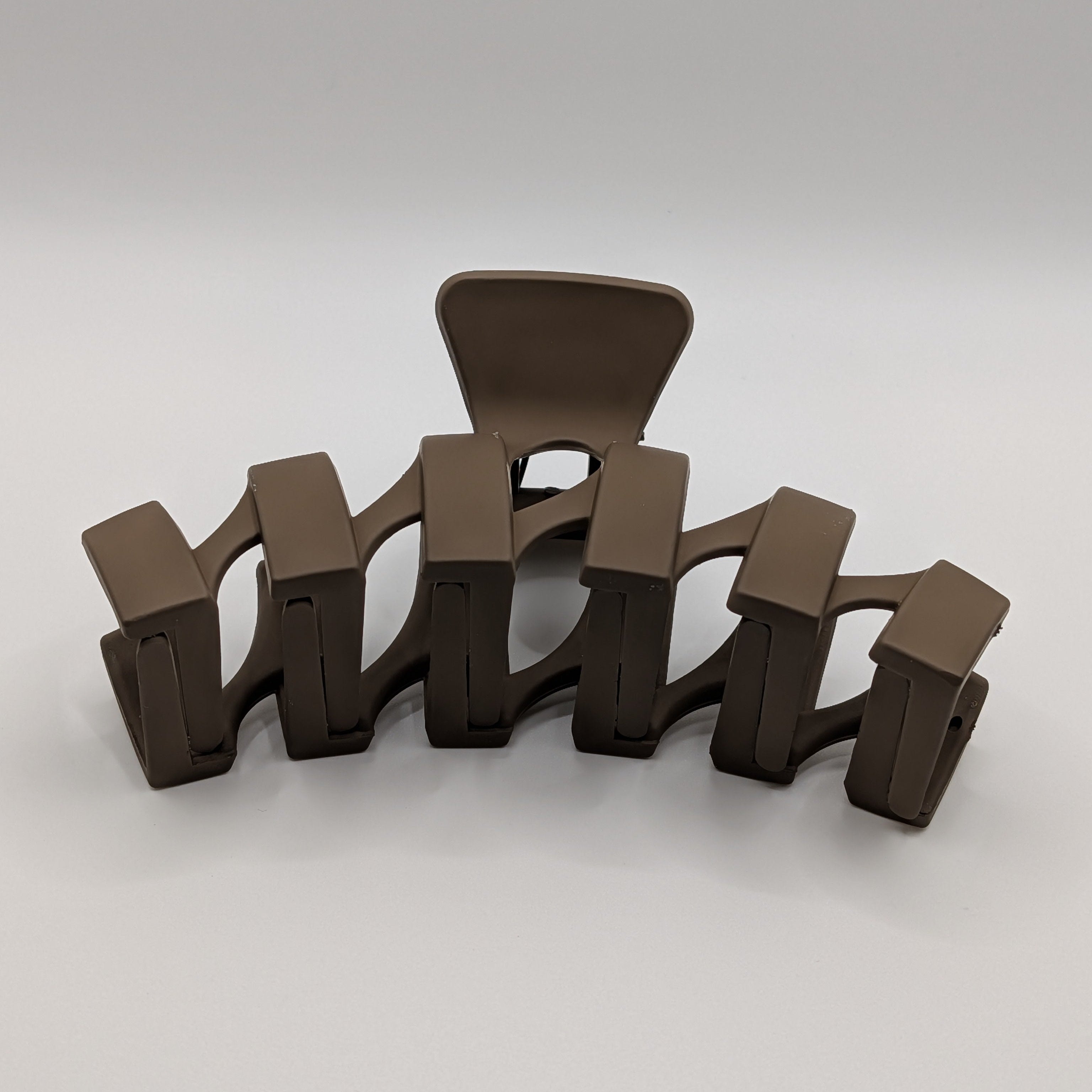 Braun - Front view of the Sienna mocha brown matte geometric hair claw.	

Vorderansicht der Sienna mocha-braunen matten geometrischen Haarklammer.