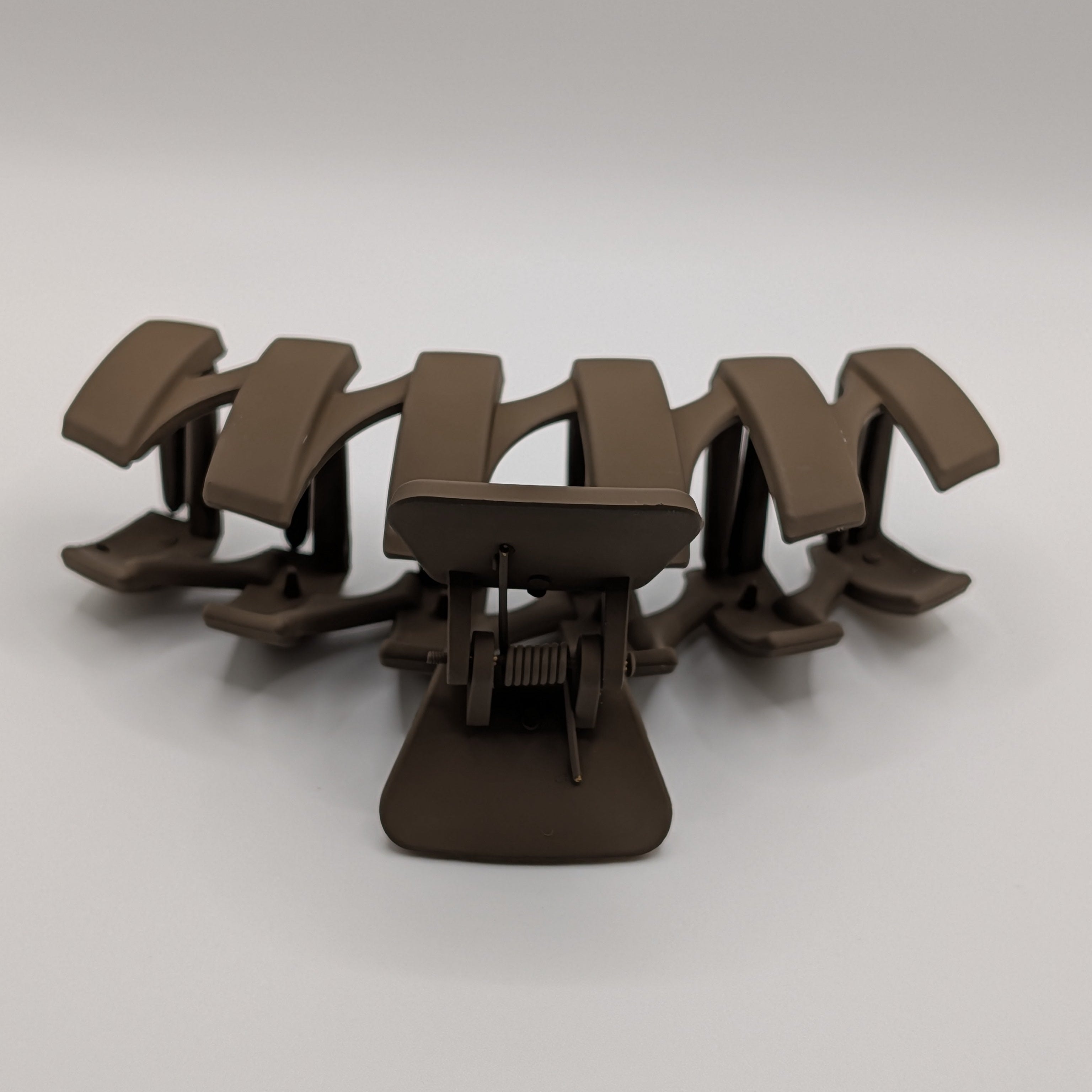 Braun - Detailed view of the internal teeth and wide grip of the brown hair claw.	

Detailansicht der internen Zinken und des weiten Griffs der braunen Haarklammer.