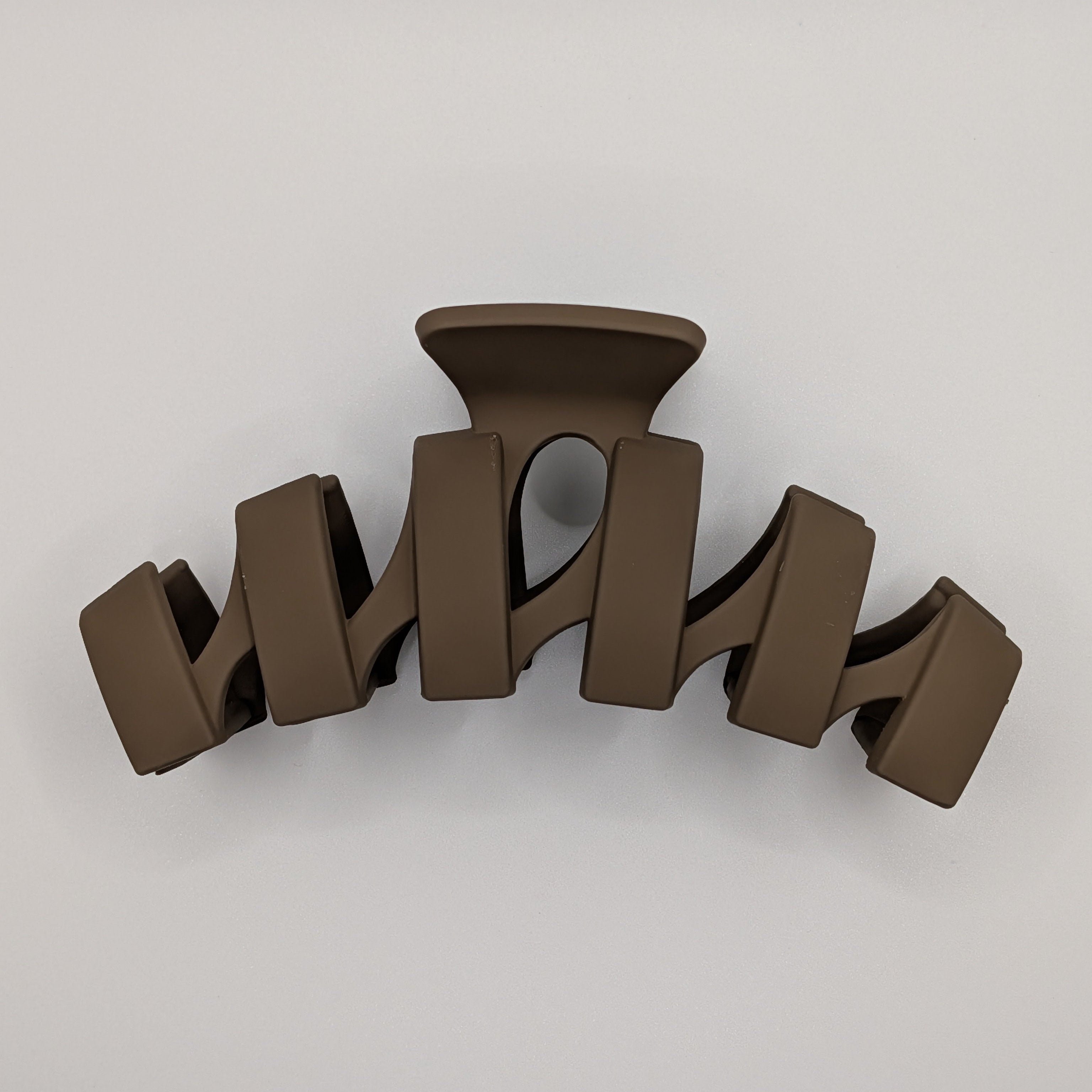 Braun - Top down view of the matte brown zigzag arch hair clip.

Draufsicht auf die mattbraune Zickzack-Haarklammer.