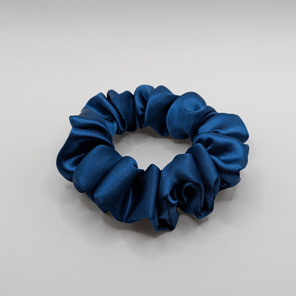 klein - Small skinny navy blue satin scrunchie for thin hair or half-up styles.

Schmaler dunkelblauer Satin Scrunchie für dünnes Haar oder Half-up-Styles.