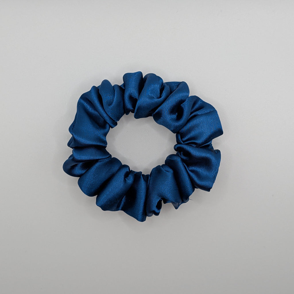 klein - Small skinny navy blue satin scrunchie for thin hair or half-up styles.

Schmaler dunkelblauer Satin Scrunchie für dünnes Haar oder Half-up-Styles.