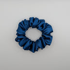 klein - Small skinny navy blue satin scrunchie for thin hair or half-up styles.

Schmaler dunkelblauer Satin Scrunchie für dünnes Haar oder Half-up-Styles.