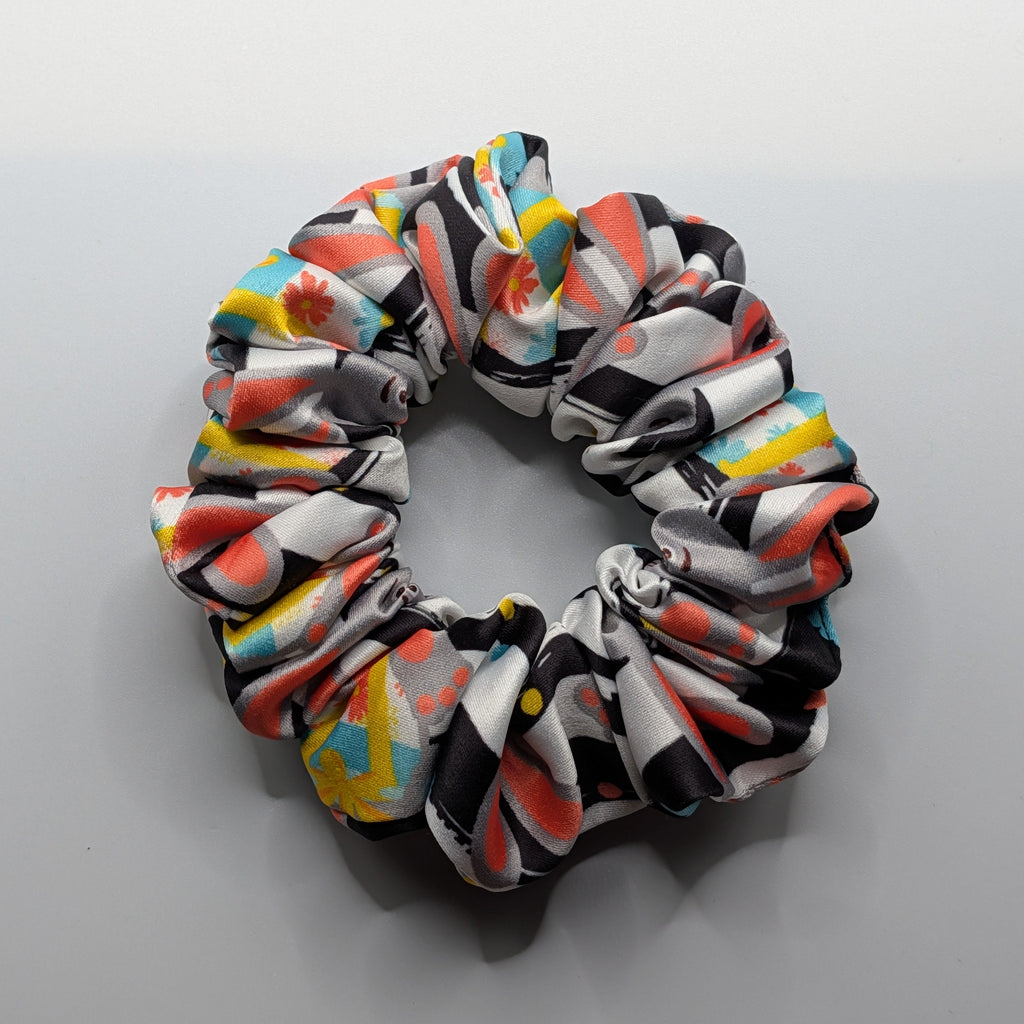 klein - Small skinny satin scrunchie showing coral rabbit ear details.	

Schmales Satin-Haargummi mit korallenfarbenen Hasenohren-Details.