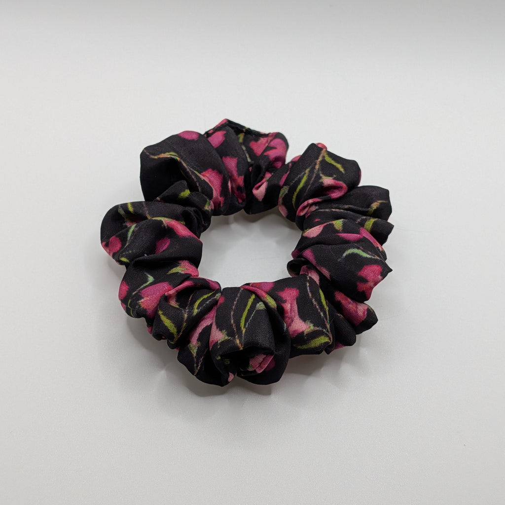 klein - Small/Slim pink floral satin scrunchie for thin hair or braids.	

Schmaler/Kleiner floraler Satin Scrunchie für feines Haar oder Zöpfe.