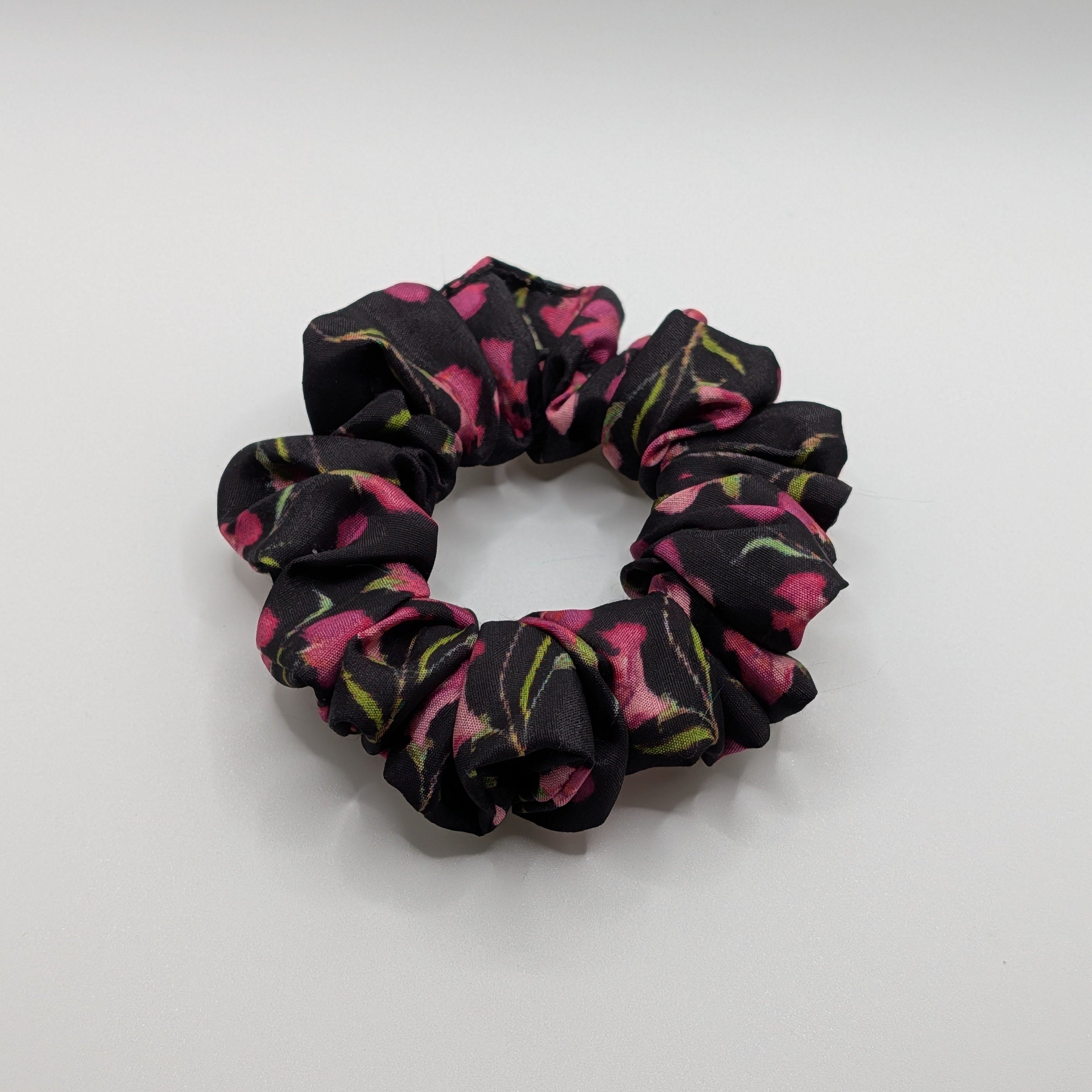 klein - Small/Slim pink floral satin scrunchie for thin hair or braids.	

Schmaler/Kleiner floraler Satin Scrunchie für feines Haar oder Zöpfe.