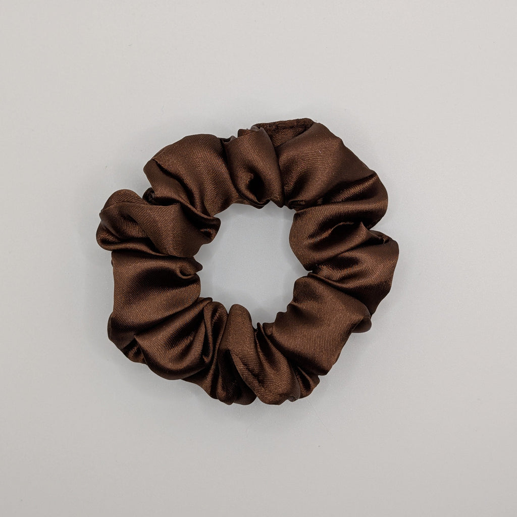 klein - Kleines, schmales Satin Scrunchie in Braun.

Small, slim satin scrunchie in brown