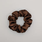 klein - Kleines, schmales Satin Scrunchie in Braun.

Small, slim satin scrunchie in brown