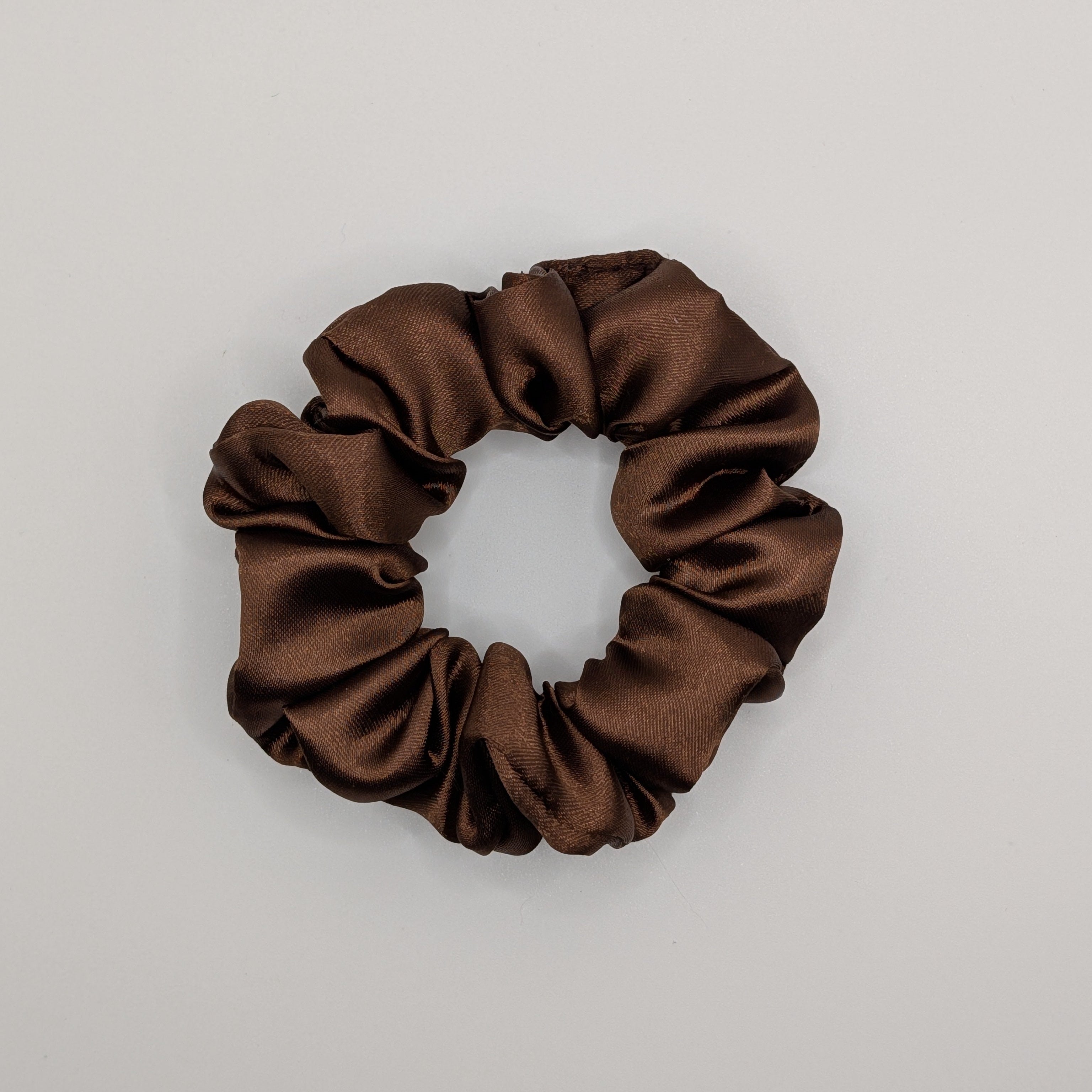 klein - Kleines, schmales Satin Scrunchie in Braun.

Small, slim satin scrunchie in brown