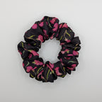 klein - Small pink and black botanical print satin scrunchie on white background.

Kleiner Satin Scrunchie mit botanischem Print auf weißem Hintergrund.