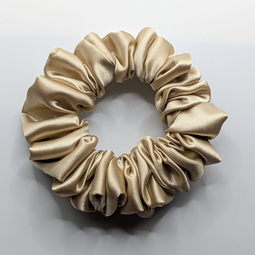 klein - Small champagne gold skinny satin scrunchie for thin hair or braids.	

Kleines schmales Satin-Haargummi in Champagner für feines Haar.
