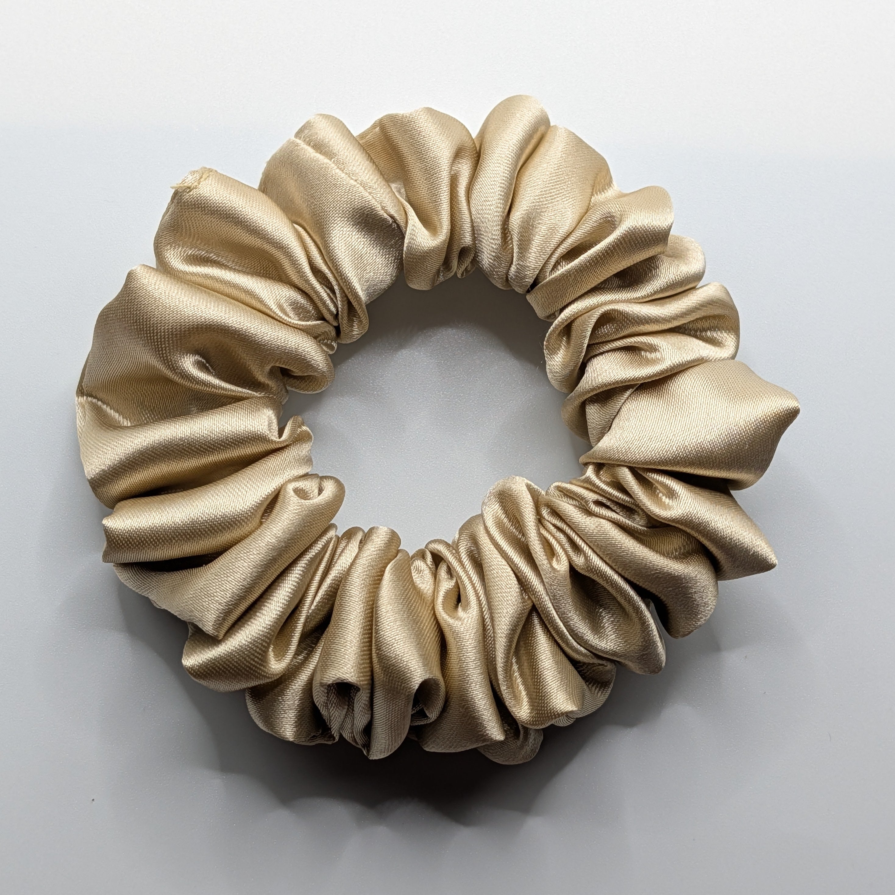 klein - Small champagne gold skinny satin scrunchie for thin hair or braids.	

Kleines schmales Satin-Haargummi in Champagner für feines Haar.