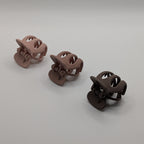 Side profile of the 3-piece mini claw clip set highlighting the ergonomic curved design.

Seitenprofil des 3-teiligen Mini-Haarklammer-Sets, das das ergonomisch geschwungene Design hervorhebt.