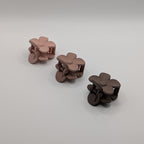 Side angle view of 4cm matte flower hair clips showing the sturdy spring and petal design.

Seitenansicht von 4cm matten Blumen-Haarklammern, die die stabile Feder und das Blütendesign zeigt.