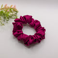 3er Set - Kleiner Magenta Scrunchie mit Blumendekoration.

Small magenta scrunchie with floral decoration