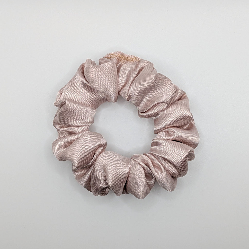 klein - Slim small rose satin scrunchie, top view.

Schmaler, kleiner Satin-Scrunchie in Rosa, Draufsicht.