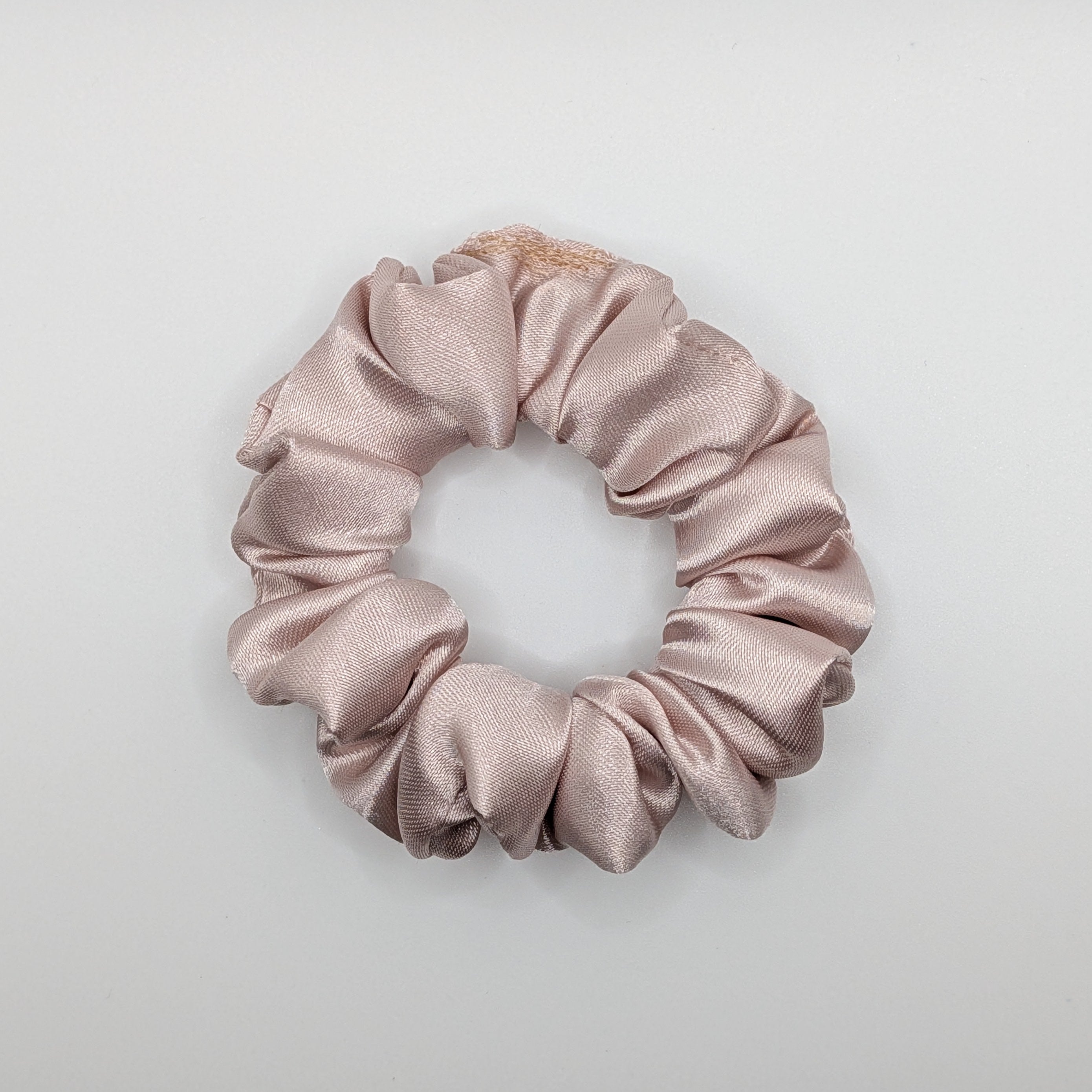 klein - Slim small rose satin scrunchie, top view.

Schmaler, kleiner Satin-Scrunchie in Rosa, Draufsicht.