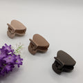 3-piece set of small matte teardrop hair clips arranged next to purple flowers for a lifestyle shot.

3er-Set kleiner matter Haarklammern in Tropfenform, arrangiert neben lila Blumen für eine Lifestyle-Aufnahme.