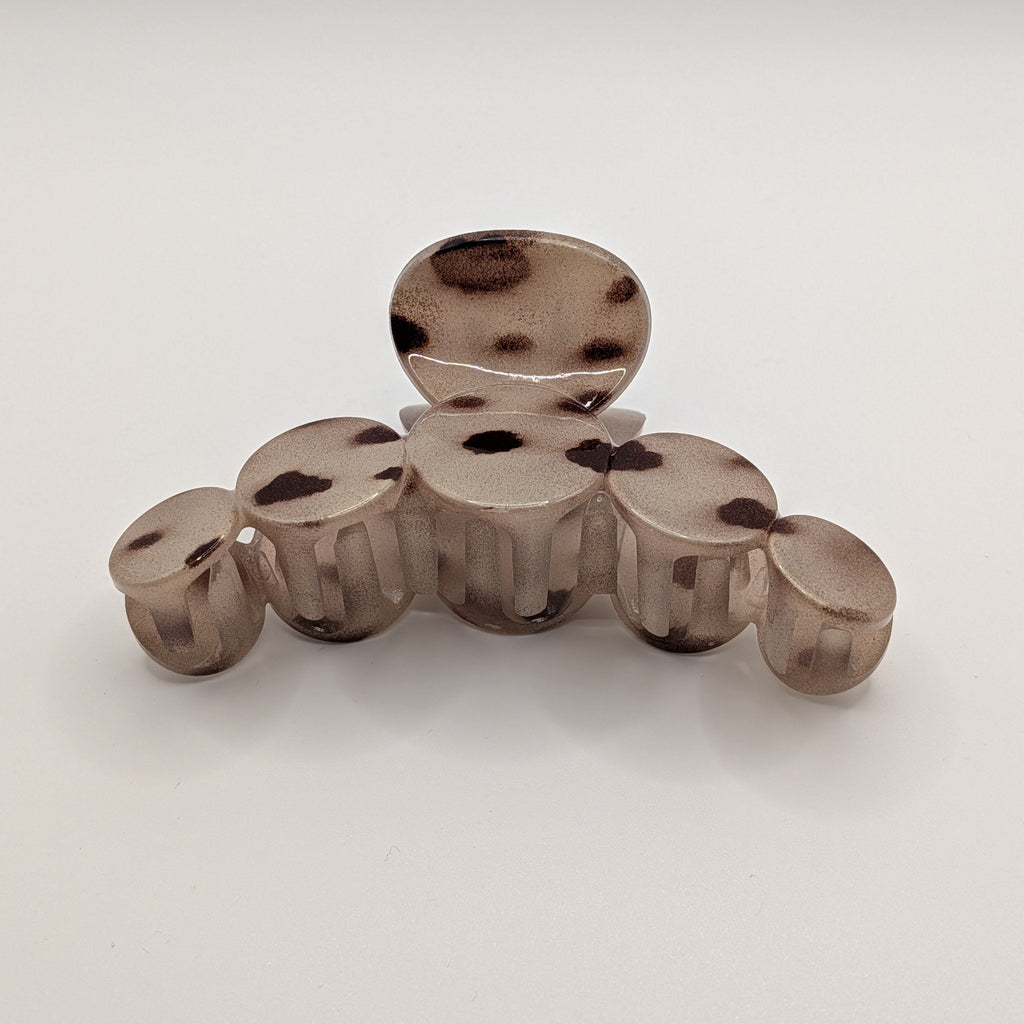 Cremiges Leopardenmuster - Full front view of an elegant smoky marble bubble-shaped hair claw clip for women.

Vollständige Vorderansicht einer eleganten, rauchig-marmorierten Bubble-Haarklammer für Damen.