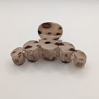 Cremiges Leopardenmuster - Full front view of an elegant smoky marble bubble-shaped hair claw clip for women.

Vollständige Vorderansicht einer eleganten, rauchig-marmorierten Bubble-Haarklammer für Damen.