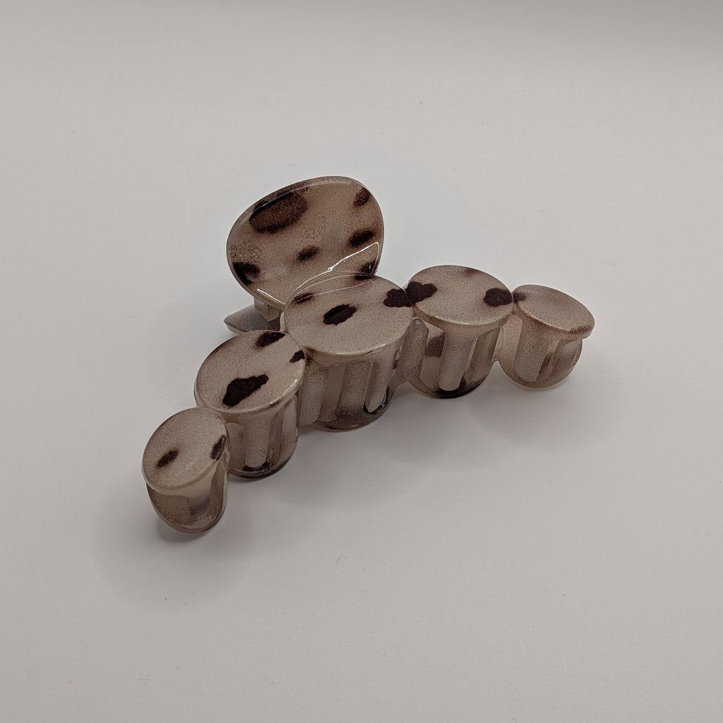 Cremiges Leopardenmuster - Angled view of a smoky marble bubble hair claw clip showing the glossy grey and black pattern.

Schrägansicht einer rauchig-marmorierten Bubble-Haarklammer mit glänzendem grau-schwarzem Muster.