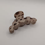 Cremiges Leopardenmuster - Angled view of a smoky marble bubble hair claw clip showing the glossy grey and black pattern.

Schrägansicht einer rauchig-marmorierten Bubble-Haarklammer mit glänzendem grau-schwarzem Muster.